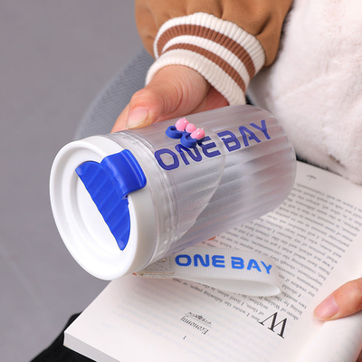 500ml ポータブルコーヒーカップ 高エステティックティーパーティション オフィス用プラスチックカップ