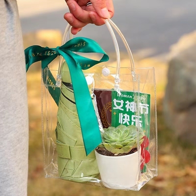 1 色彩 印刷 手 に 持っ て いる ギフト ボックス 女性 の 女神 の 日 に 対する 実用 的 な 小さい 贈り物
