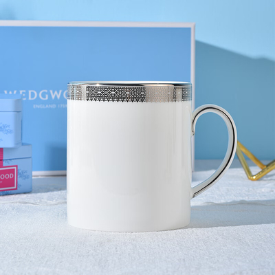 このプラチナの蕾のカップと携帯茶器のギフトボックスセットで お客様を驚かせてください