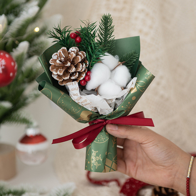乾燥した花と綿のクリスマスブーケット