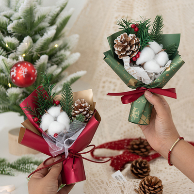 乾燥した花と綿のクリスマスブーケット
