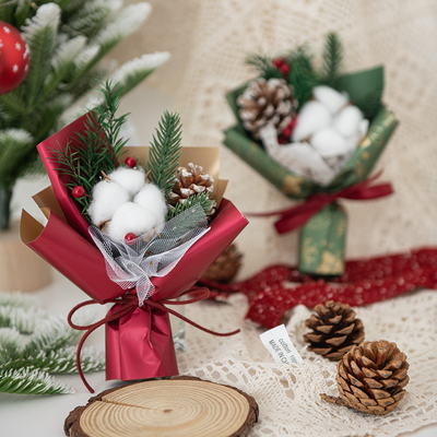 乾燥した花と綿のクリスマスブーケット